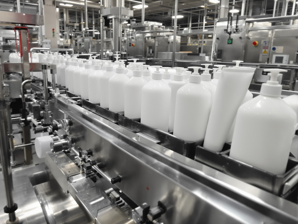 Cosmetic bottling conveyor line — contract manufacturing at Dora Kozmetik, Istanbul